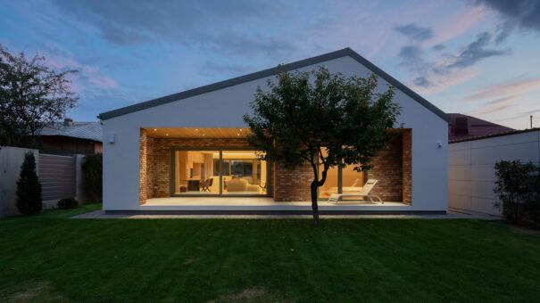 Casa cu cireș – modern construit cu materiale naturale