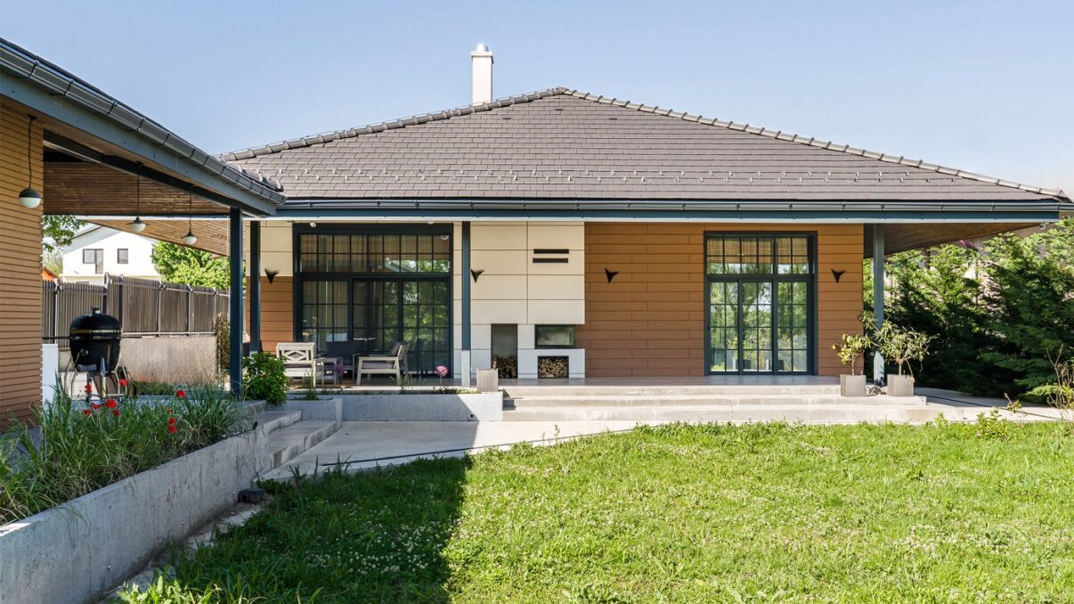 Lemnul și tonurile naturale construiesc confortul, în această casa cu vedere către lac