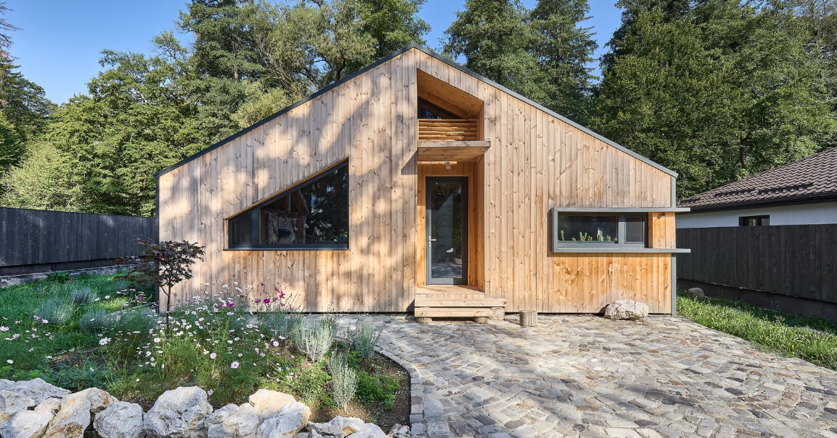 O casă lângă pădure, unde lemnul joacă rolul principal