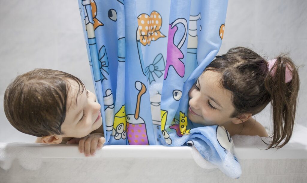 Perdea de duș versus panou din sticlă