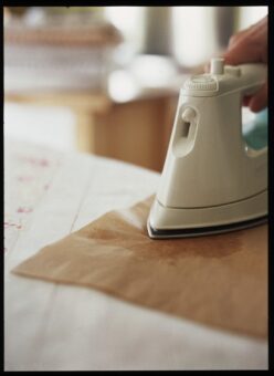 Cum cureți rapid urmele de ceară de pe mobilă