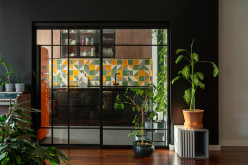 Verdele tropical este vedeta în acest apartament al unor tineri