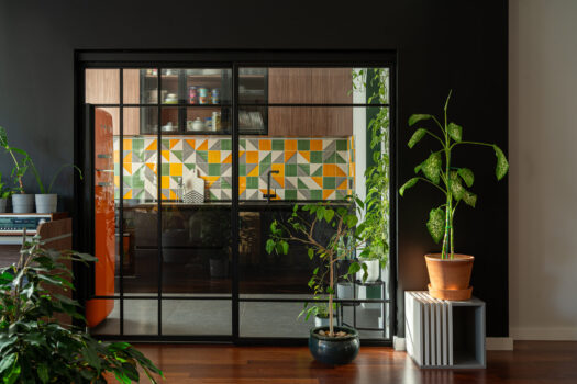 Verdele tropical este vedeta în acest apartament al unor tineri