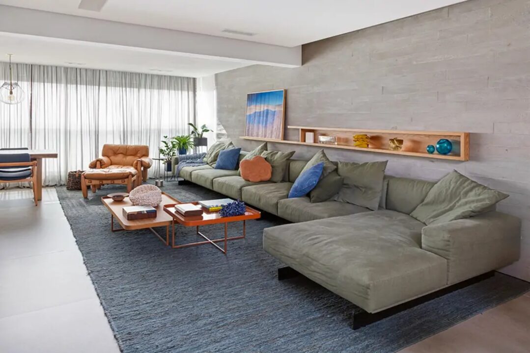 Mixul de lemn, beton și culoare dă farmec amenajării acestui apartament