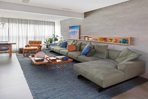 Mixul de lemn, beton și culoare dă farmec amenajării acestui apartament