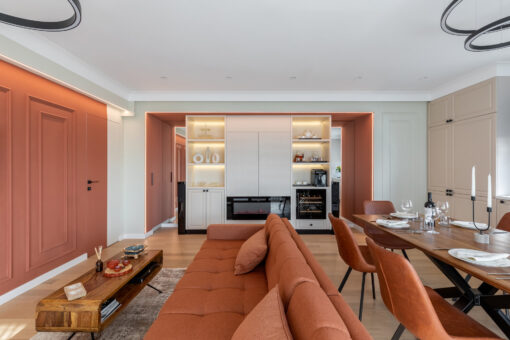 Amenajare interioară în tonuri calde, construită în jurul tablourilor