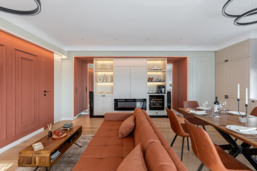 Amenajare interioară în tonuri calde, construită în jurul tablourilor