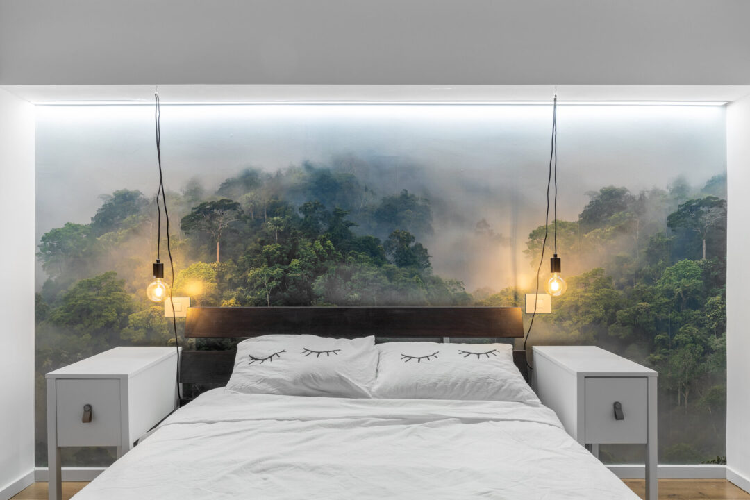 Cum un apartament vechi se transformă prin recompartimentare și accente de culoare