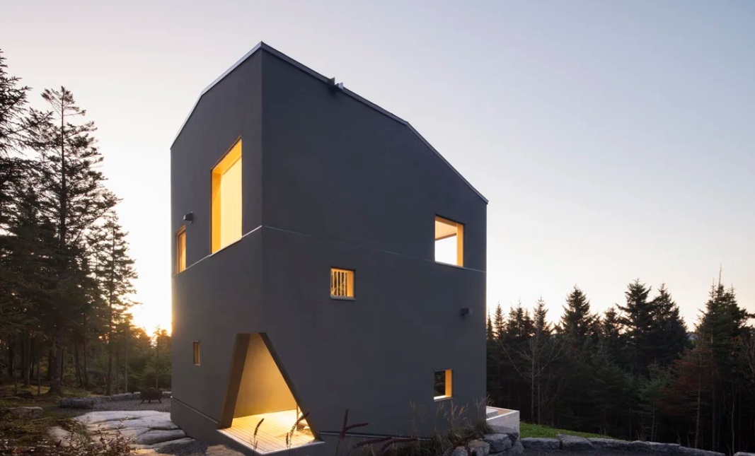 O cabană în mijlocul pădurii surprinde prin spațiu și lumină