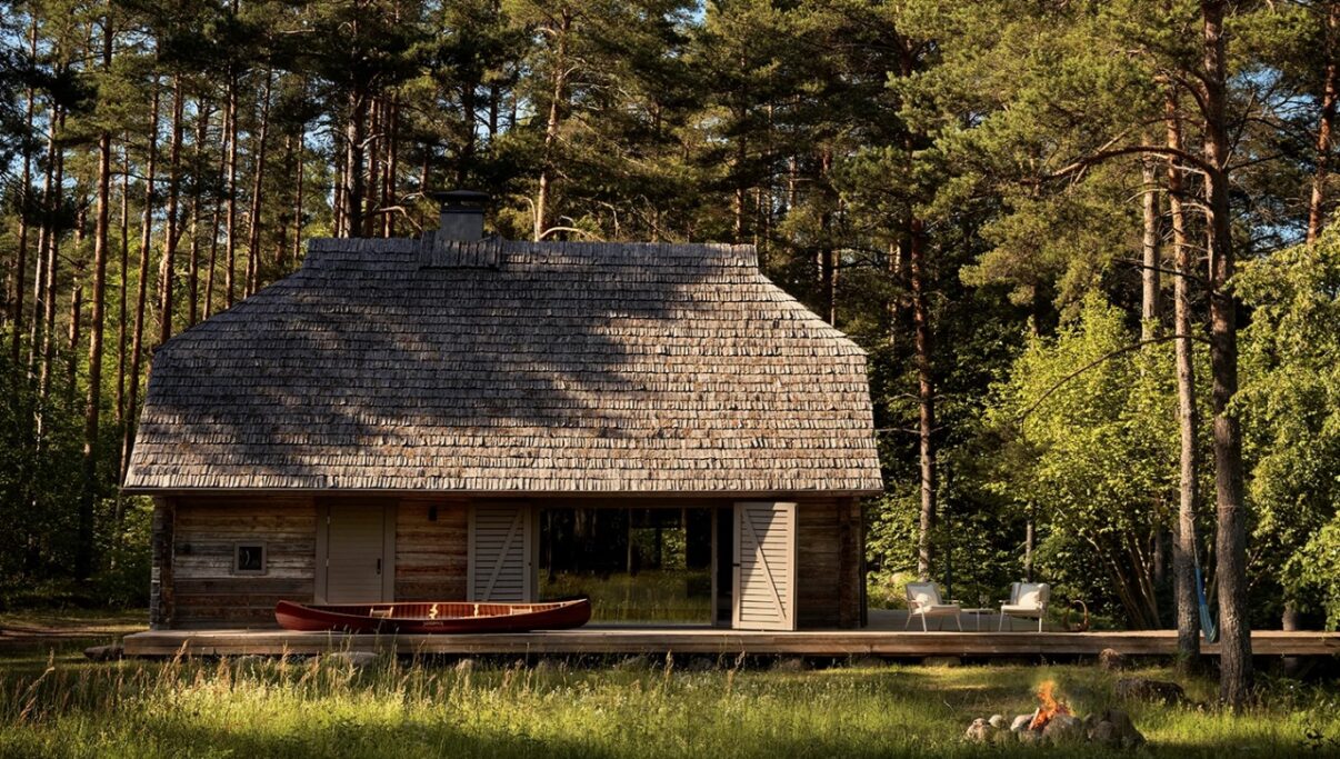 O casă în pustietate, dar confortabilă și primitoare