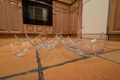 Trucul simplu care te ajută să strângi cioburile de sticlă fără aspirator