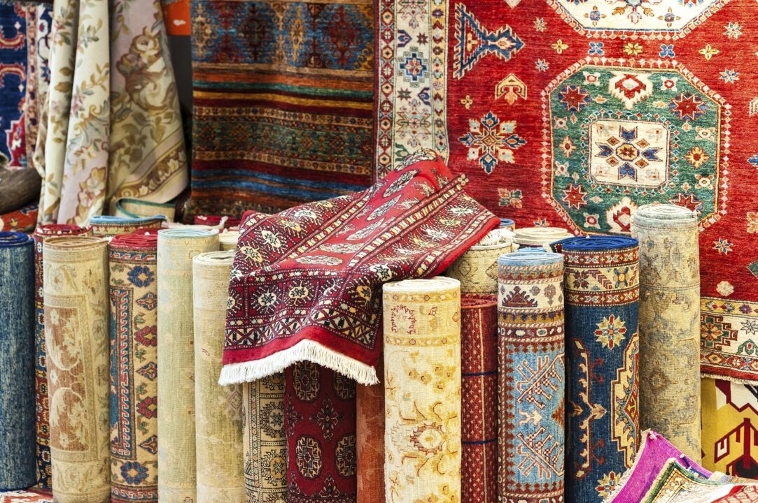 Nostalgia caselor de altădată: cum asortezi un covor cu model oriental