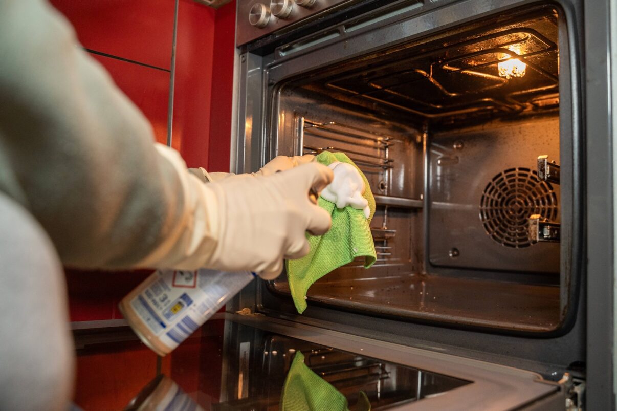 Despre cuptoarele cu autocurățare: cum folosim corect această funcție