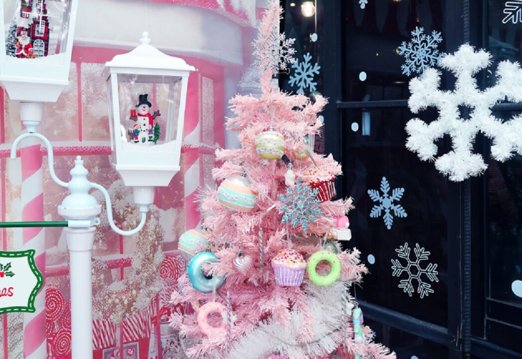 Crăciun cu decorațiuni roz pastel