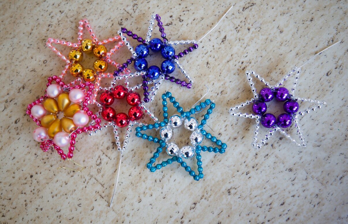 O artă pe cale de dispariție: ornamente de Crăciun din mărgele de sticlă