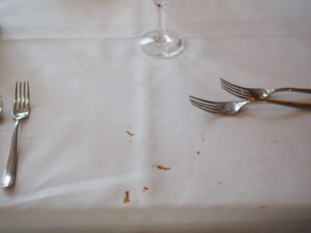 Cum scapi rapid de cele mai frecvente pete după mesele de sărbători