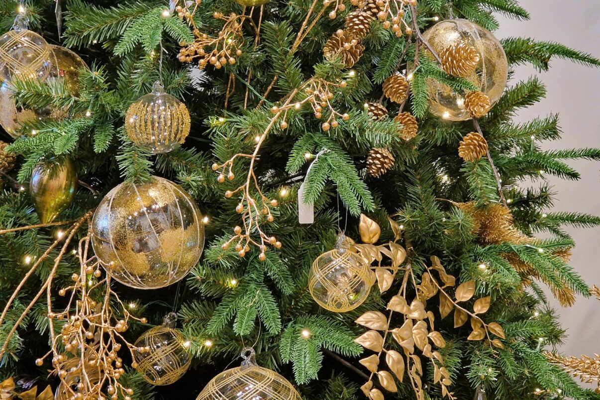 Decor de Crăciun în tonuri aurii: eleganță pentru orice stil
