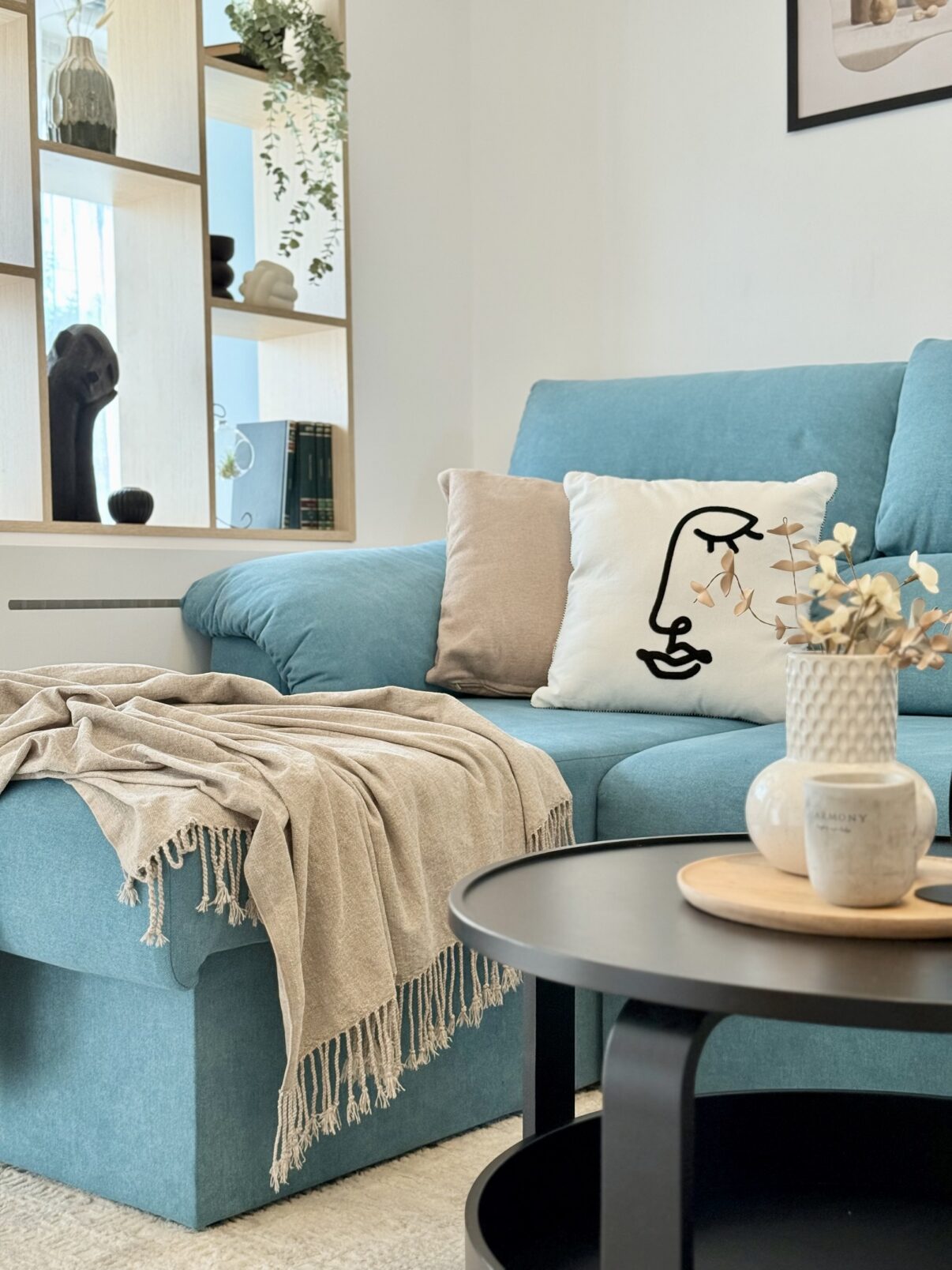 Accentul turcoaz a adus veselie într-o casă reamenajată funcțional