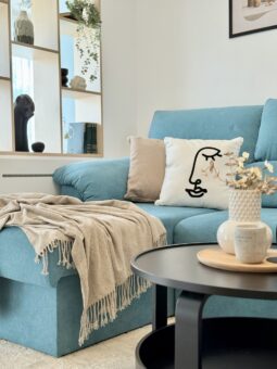 Accentul turcoaz a adus veselie într-o casă reamenajată funcțional