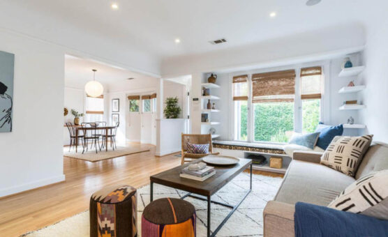 Confort simplu în alb, lemn și accente albastre, într-un loc în care opulența este regulă