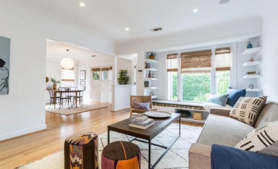 Confort simplu în alb, lemn și accente albastre, într-un loc în care opulența este regulă