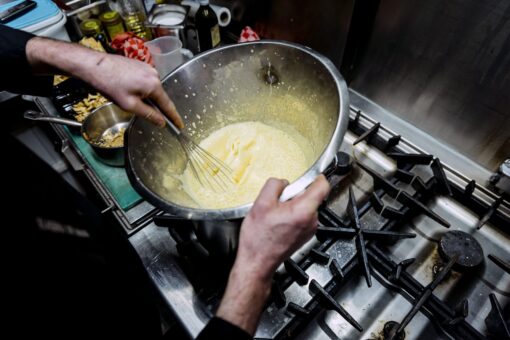 Cum protejezi plita ca să nu se murdărească masiv, când gătești de sărbători