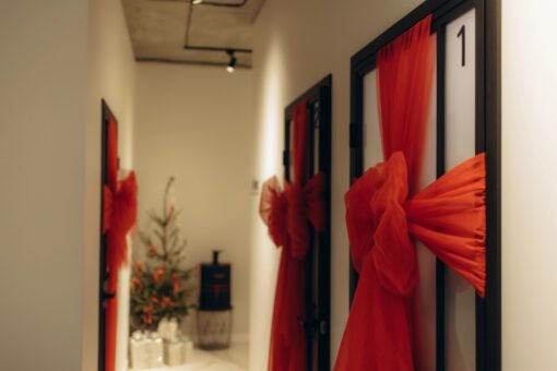 Fundele uriașe: decor de Crăciun rapid și simplu, pentru ușile de interior