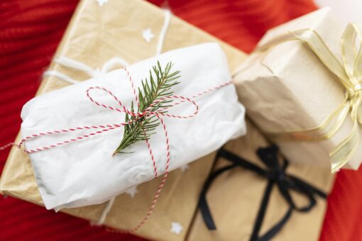 Cum refolosești materiale diferite pentru împachetarea cadourilor de Crăciun