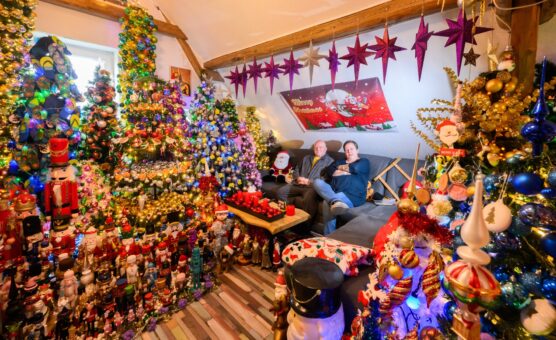 Casa cu 600 de brazi împodobiți pentru Crăciun