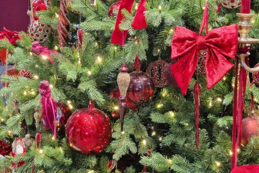 Decor de Crăciun în tonuri de roșu: tradițional și modern deopotrivă