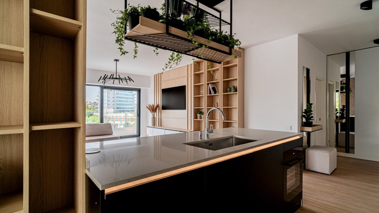 Interior contemporan, unde lemnul în ton cald dă tonul amenajării