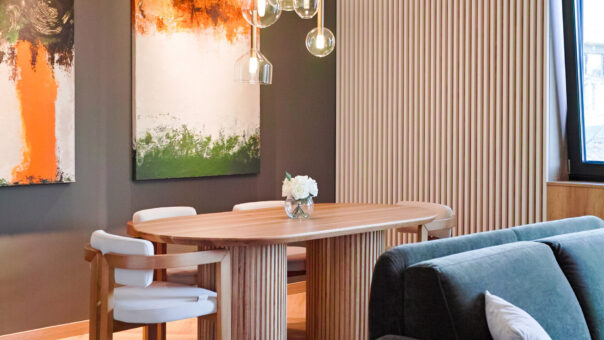 Culorile și lemnul dau viață unui apartament bucureștean refăcut de la zero