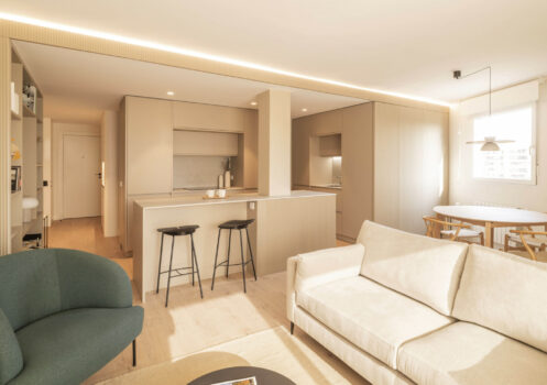 Un apartament comun se transformă într-un loc flexibil și luminos, după reamenajare