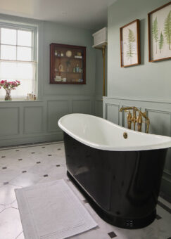 O baie retro care păstrează perfect spiritul casei