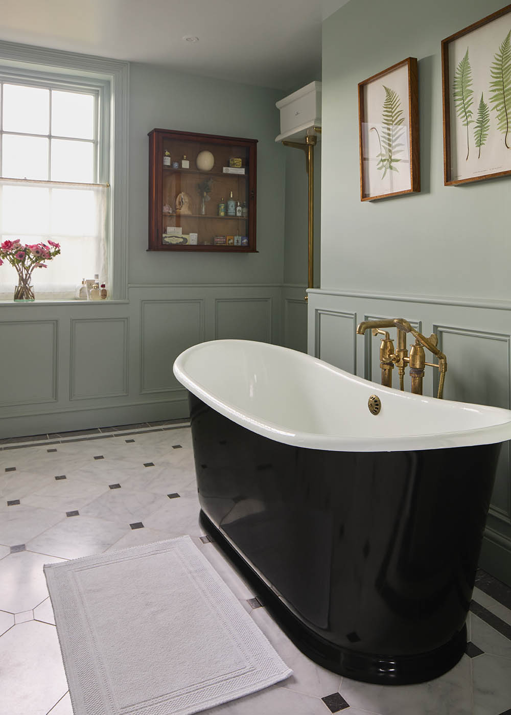 O baie retro care păstrează perfect spiritul casei