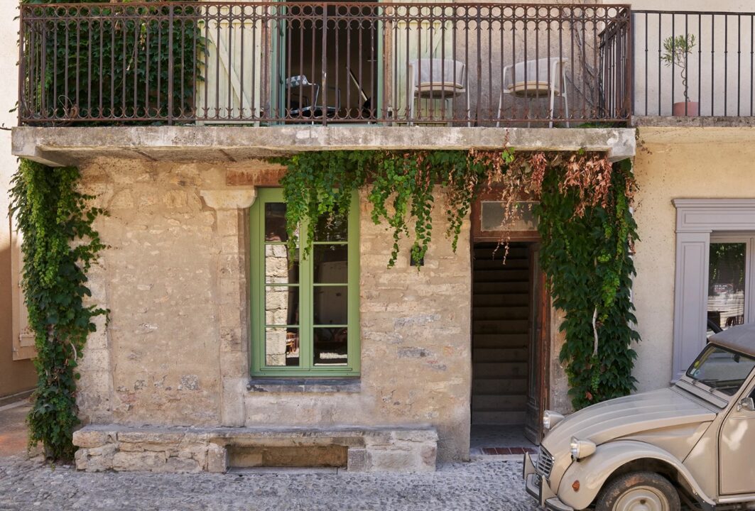 Casă veche, suflet nou printr-o amenajare simplă, contemporană