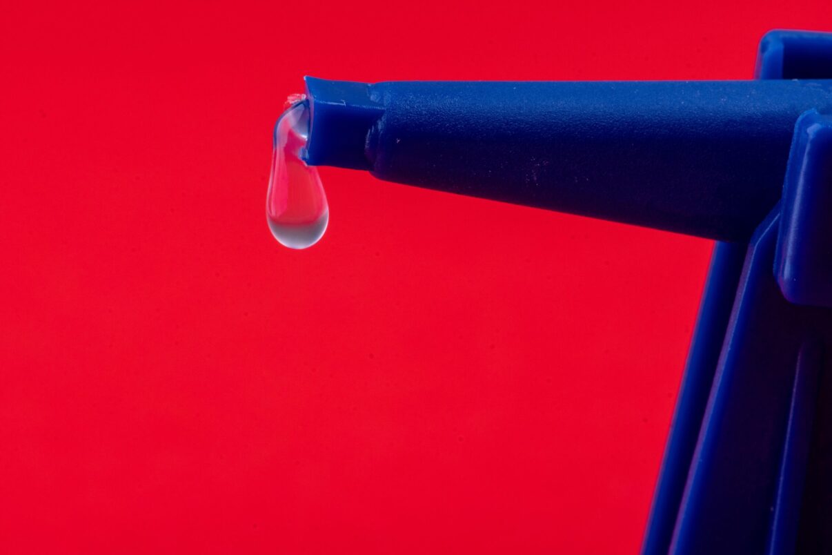 Cum scapi de petele de lipici