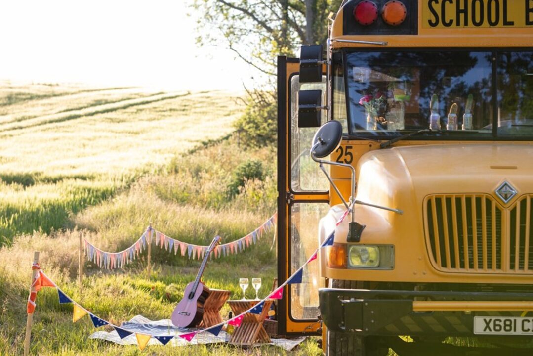 În loc să fie distruse, autobuzele acestea au devenit case pe roți