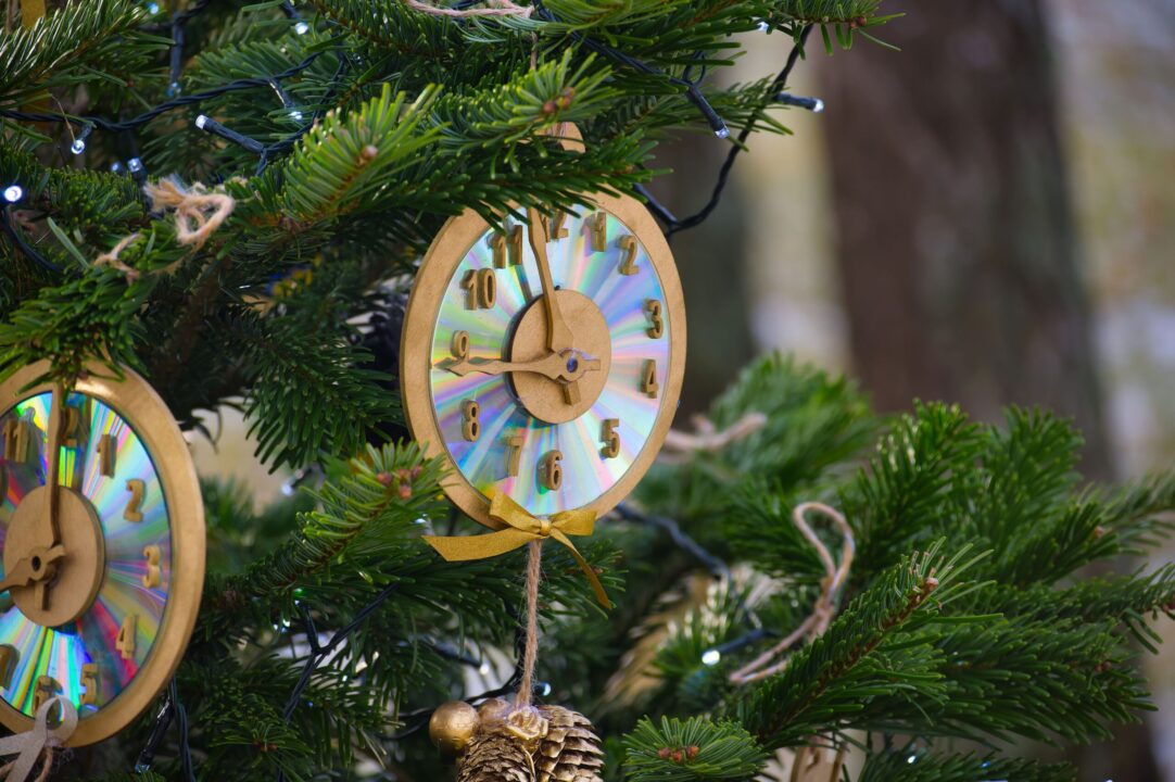 Cum scoți bradul natural din casă fără să umpli totul de ace