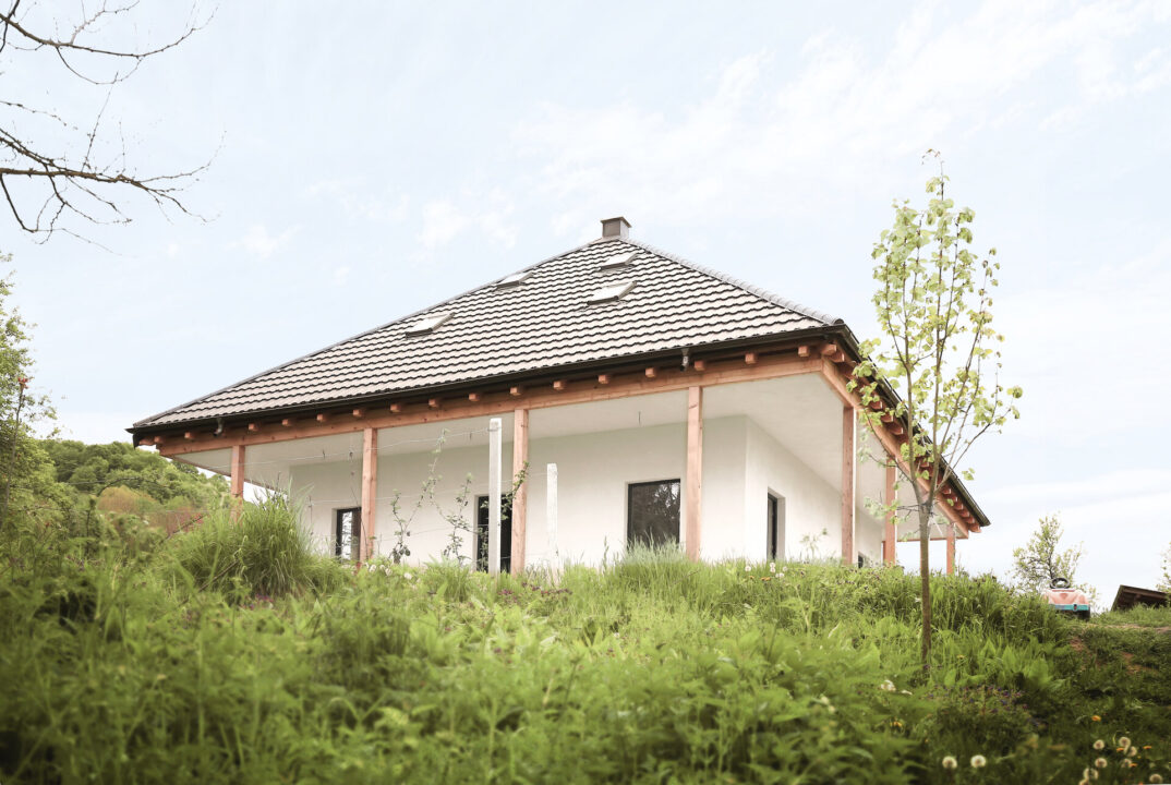 Simplitatea s-a născut la sat: casa primitoare care demonstrează asta