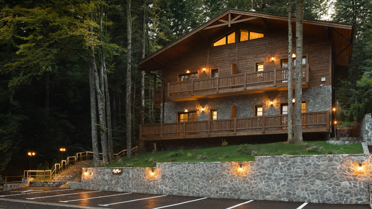 Arhitectură la munte: o poveste tradițională spusă în lemn și piatră