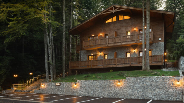 Arhitectură la munte: o poveste tradițională spusă în lemn și piatră