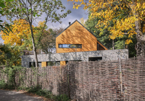 Lemnul și piatra vorbesc despre tradiție locală, la această casă din Comarnic