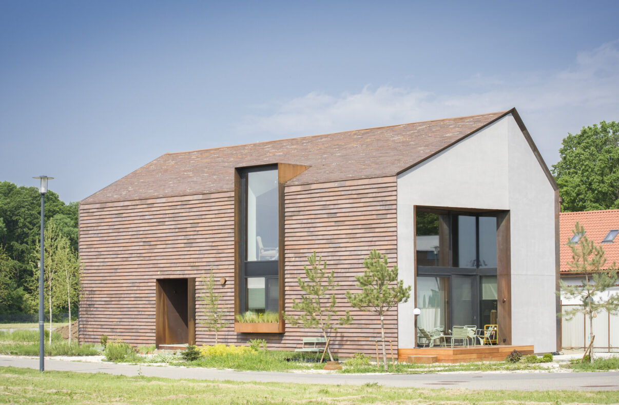 Arhitectura diferențiază clar această casă din Dumbrava Vlăsiei