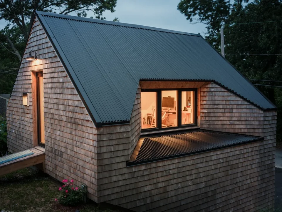 Căsuța de deasupa garajului: soluție sustenabilă pentru un spațiu mic