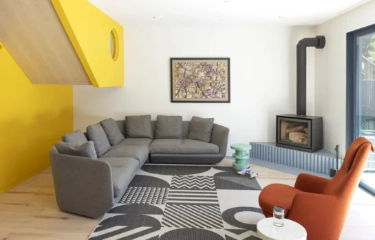 Casa colorată inspirată de creațiile proprietarului ei, creator de pantofi