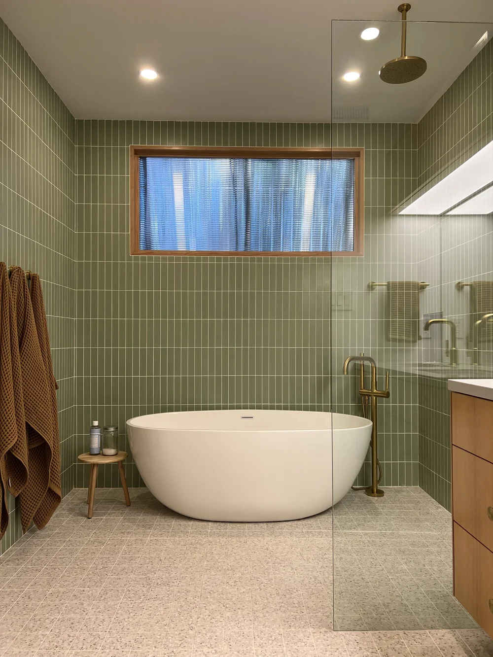 Verdele se poartă în baie: un exemplu de reamenajare reușită