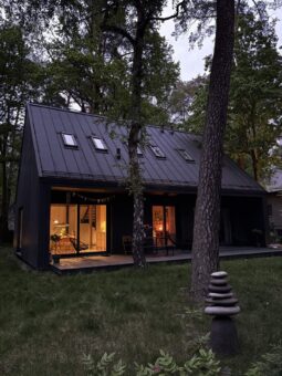 Căsuța neagră de lângă oraș, cu vedere la stradă