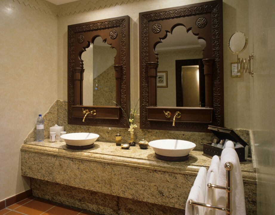 Soluții naturale la îndemână pentru o oglindă curată