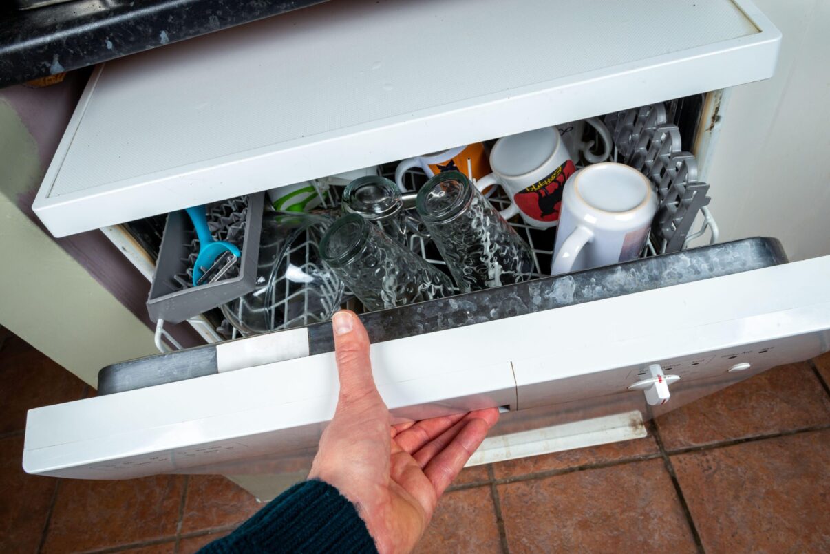 Ce nu speli niciodată în mașina de spălat vase